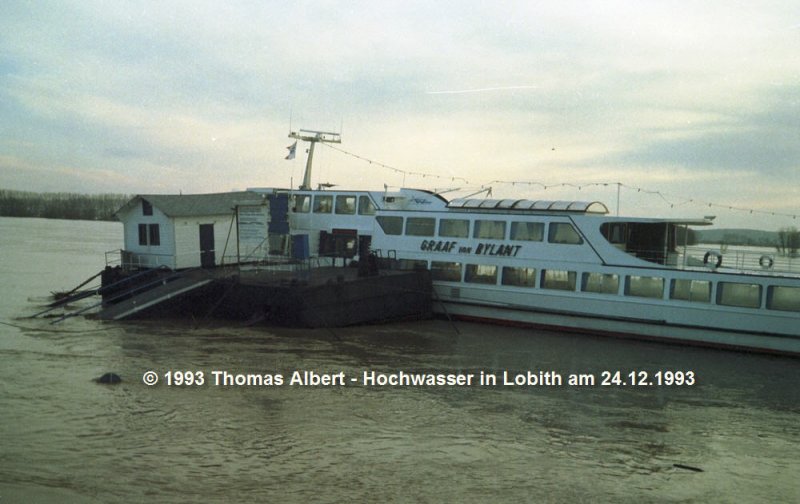 Name:  STAD HARDERWIJK  , ex  GRAAF VAN BYLANT  - 1995 , ex  EVELINE  - 1993 (?) , ex  JAN KOPPE  - ? / Baujahr: 1964 / Bauwerft: Liesbosch in Jutphaas (Niederlande) / Flagge: Niederlande / L�nge: 48,99 m (30,00 m vor Verl�ngerung) / Breite: 7,30 m / Tiefgang: 1,30 m / 200 Passagiere (ex 300 Passagiere) / Antrieb: Scania mit 450 PS (ex Cummins mit 500 PS) / Eigner ~ Betreiber: Flevo Rederij BV in Harderwijk , ex Graaf van Bylant BV in Tolkamer bis 1995 , ex Rederij Heijmen BV in Lobith bis 1993 , ex Rederij Koppe NV in Amsterdam / Heimathafen: Harderwijk (ex Lobith-Tolkamer bis 1995) / Fahrtgebiet: Rhein / Schiffs- oder Registriernummer: 02011450 / Bemerkung: Das Foto zeigt das Schiff noch als  GRAAF VAN BYLANT .
