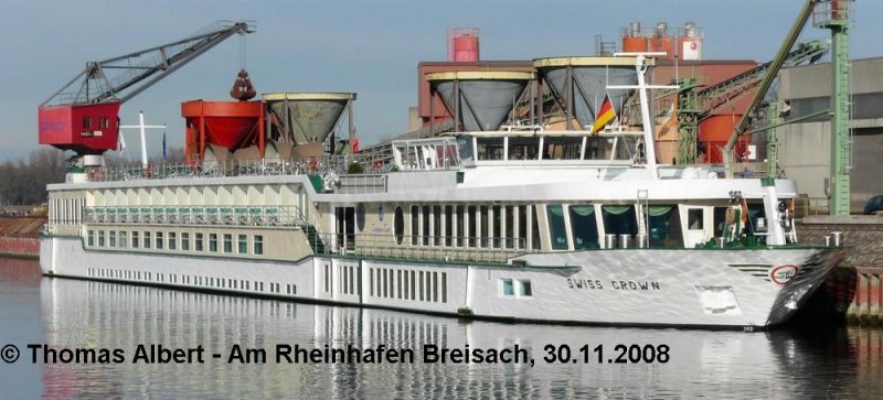 Name:  SWISS CROWN  / Baujahr: 2000 / Bauwerft: Grave BV in Grave (Niederlande) / Flagge: Schweiz / L�nge: 110,00 m / Breite: 11,40 m / Tiefgang: 1,35 m / 153 Passagiere / Antrieb: 2 x Caterpillar mit je 900 PS / Eigner ~ Betreiber: Scylla Tours AG in Basel / Heimathafen: Basel / Fahrtgebiet: Donau und Rhein / Schiffs- oder Registriernummer: 7001725 / Bemerkung: 