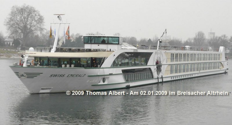 Name:  SWISS EMERALD  / Baujahr: 2006 / Bauwerft: Jac. den Breejen in Hardinxveld (Niederlande) / Flagge: Schweiz / L�nge: 110,00 m / Breite: 11,40 m / Tiefgang: 1,35 m bis 1,60 m / 124 Passagiere / Antrieb: 2 x Caterpillar mit je 953 PS, entspricht 1906 PS Gesamt (es werden aber auch 2130 PS angegeben ?) / Eigner ~ Betreiber: Scylla Tours AG in Basel ~ Tauck World Discovery (Charterer) / Heimathafen: Basel / Fahrtgebiet: Rhein und Donau / Schiffs- oder Registriernummer: 07001825 / Bemerkung: 
