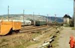Die Gleisanlagen im Bf Laucha mit dem Stellwerk Lo, einem abgestellten Schneepflug, einem Zementzug aus Karsdorf und dem Leerzug aus Leuna S�d auf der Fahrt in Richtung Naumburg; 27.04.1982 (Foto:
