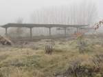 Mit einem kleinen Bagger wurden am 15.11.2011 die Gleise neben dem Bahnsteig freigelegt.