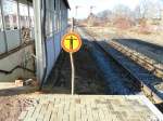  Nicht weiter gehen  Schild am neuen Bahnsteig in Laucha.