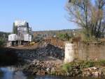 Nachdem die alte Saalebr�cke in Ro�bach demontiert wurde, wartet jetzt die neue Br�cke auf ihren Einbau; 21.10.2011 (Foto: Hans Grau)