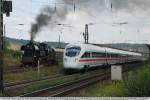 Historie und Gegenwart: DR 65 1049 mit dem Winzerfestsonderzug von Chemnitz nach Freyburg und DB 411 090-4  Wien  als ICE 1589 von Berlin Gesundbrunnen nach Bamberg, bei der Paralellausfahrt in