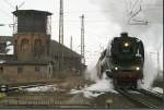 Am 18.03.2006 passiert die Schnellzuglokomotive DR 18 201 mit ihrem Sonderzug von Dresden nach Saalfeld das ehemalige Bw Naumburg (Saale).