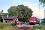 Am 08.08.1990 bepannte die DR 110 097-3 am Posten 3 in Freyburg (Unstrut) den aus einer blau-wei�en vierteiligen DBv-Doppelstockeinheit der S-Bahn Rostock gebildeten  Leunapelzer  von Leuna S�d auf der Fahrt nach Laucha (Unstrut). (Foto: Loki Lokstromer)