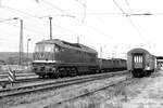 Am 08.08.1990 bespannte die DR 131 015-9 in Naumburg (S) Hbf einen G�terzug Richtung Nebra. (Foto: Loki Lokstromer) #Unstrutbahn