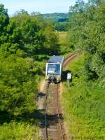 672 902-4 der Burgenlandbahn GmbH hat Naumburg (Saale) Hbf verlassen und bef�hrt hier die KBS 585 nach Wangen (Unstrut).