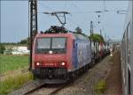 Fliegende Überholung der 482 002-3 mit Güterzug bei Schwetzingen.