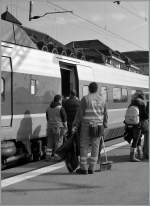 Der TGV aus Paris ist in Lausanne eingetroffen und die Fahrgste ausgestiegen; nun kmmert sich die Putzequipe um Sauberkeit...