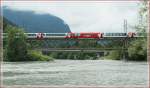 Wo Hinter- und Vorderrhein zusammenflieen fhrt der Glacier Express ber eine fotogene Brcke.