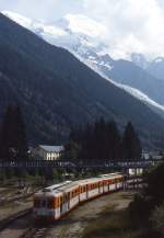Eine Z 600-Garnitur verl��t im Juli 1983 den Bahnhof Chamonix in Richtung Vallorcine, in Hintergrund der Montblanc und der Glacier des bossons