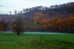 Herbstliche Stimmung im Hellertal mit Bodennebel am Nachmittag des 18.11.2022 bei Herdorf-Sassenroth.