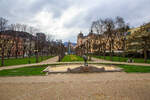 Karlsbad (Karlovy Vary) am 18.04.2023, der Blick vom Spa 5 ber den davor befindlichen Park in Richtung Zentrum.