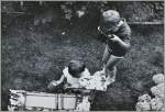 Frh bt sich: der relativ kleine Stefan mit einer relativ grossen Kamera. Ca 1966/67 - Fotografiertes Foto/Fotograf des Basisbildes: Mein Vater