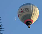 Sonstiges/817160/ein-heissluftballon-faehrt-ueber-unseren-garten Ein Heißluftballon fährt über unseren Garten hinweg, und der Mond ist auch schon aufgegangen, Herdorf den 25.06.2023 (Bild mit Smartphone).