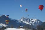 Es schwebt was durch die Luft: Heissluftballone bei Chteau d'Oex. 
(30.01.2009)