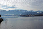 Gmunden am Traunsee am 14 Januar 2025, Blick von der Traunbrcke aufs Seeschloss Ort, bekannt durch die Fernsehserie Schlosshotel Orth der 1990er Jahre.

Vielleicht ist es das Schloss Ort, was uns ein kleines Gefhl „Genfersee“ einhauch ...