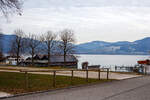 Blick von Attersee über den Attersee 14 Januar 2025. Hier im Januar ist der Ort nicht gerade so einladend, aber wir denken im Frühjahr und Sommer sieht das ganz anders aus, dann fahren auch wieder die Schiffe hier links von der Anlegestelle ...