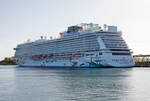 Das gewaltige Kreuzfahrtschiff NORWEGIAN GETAWAY der US-amerikanischen Reederei Norwegian Cruise Line Corporation Ltd.