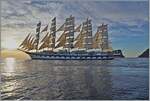 Von einem Schiff aus hatte ich die Gelegenheit dieses wunderschöne Fünf-Mast-Segelschiff zu fotografieren: der ROYAL CLIPPER ist der Nähe von Palmarola auf der Fahrt nach Civitavecchia.

Die Bauarbeiten für dieses eindrückliche Segelschiff wurde 1990 in der Danziger Werft aufgenommen, doch die infolge finanzieller Schwierigkeit nach dem Bau des Rumpfes eingestellt.  Star Clippers  übernahm dem Rumpf und liess nach dem Vorbild des Segelschiffes  Preussen  (1901-1910) in der Werft Merwede Shipyard das Schiff um- und fertig bauen. 

Das Schiff trägt die IMO-Nr. 8712178, bietet Platz für 220 Passagiere und hat eine Besatzung von 100 Personen. Seit 2000 wird der fünf-Master von Star Clippers (Monaco) eingesetzt und fährt unter der Flagge von Malta. Die IMO Nummer des Royal Clippers lautet: IMO 8712178. 

26. September 2025 