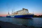 Die Finnlines M/S FINNSTAR läuft von Helsinki kommend pünktlich in Travemünde ein. Die Finnlines M/S FINNSTAR ist ein RoPax-Schiff/Fähre (Roll On/Roll Off von Frachtgut sowie Pax für Passagiere), die derzeit zwischen Travemünde und Helsinki im Einsatz ist. Die FINNSTAR ist eine von fünf RoPax-Fähren der Star-Klasse, die im Auftrag von Finnlines bei Fincantieri in den Werften von Ancona und Castellammare di Stabia gebaut wurden. Sie werden mehrheitlich im Verkehr zwischen Finnland, Polen und Deutschland sowie Deutschland und Schweden eingesetzt.

Die Finnstar (IMO-Nr. 9319442) war das erste fertiggestellte Schiff. Das Schiff wurde von Fincantieri in Castellammare di Stabia gebaut. Es wurde im Juli 2006 an Finnlines übergeben. Die Star-Klasse ist nach diesem Schiff benannt. Die Finnstar wird als Schnellverbindung auf der Strecke Helsinki – Travemünde eingesetzt. Der Heimathafen der Finnstar ist Mariehamn, Åland.

TECHNISCHE DATEN:
Typschiff: Finnstar
Bauwerft: Fincantieri, Italien (Bau-Nr. 6123)
Besitzer: Finnlines
Schiffe dieser Klasse: 5
Vermessung: 42 923 BRZ
Länge: 218,8 Meter
Breite: 30,52 Meter
Tiefgang: 7,1 Meter
Antrieb: 4 × Wärtsilä 9L46D Diesel mit einer Gesamtleistung von 48.000 kW (64.369 PS)
Geschwindigkeit: 25 Knoten
Passagierkapazität: 554
Kabinenplätze: 554 in 205 Kabinen
Frachtkapazität: 4.200 Lademeter
Registriert: Finnland / Schweden
Eisklasse: Finnische Eisklasse 1 A Super
Heimathafen: Mariehamn (Åland, autonome finnische Region)
