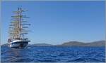 Der Grosssegler Royal Clipper liegt vor Alghero vor Anker; und ladet zum Bade, ist doch die Heckklappe ge�ffnet. Es ist erstaunlich, wie trotz augenscheinlich ruhigem Meer das Schwimmen weit vom Ufer entfernt sich vom beim Strand unterscheidet. 

S ...