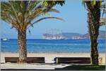 Blick �ber den sch�nen Strand von Alghero - in der gesch�tzten Bucht liegt der Grosssegler Royal Clipper vor Anker. 

Sept. 2026