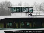 Weitere Fotos:  SWISS EMERALD  (2006) - Kapit�n beim Anlegeman�ver, Steuerhaus, L�nge, Breite und Passagierzahl
