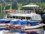 Name:  G�TZ V. BERLICHINGEN  (auch Name:  G�TZ VON BERLICHINGEN ) / Baujahr: 1976 / Bauwerft: Neckar-Bootsbau in Neckarsteinach (Deutschland) / Flagge: Deutschland / L�nge: 16,00 m / Breite: 4,00 m / Tiefgang: 0,90 m / 80 Passagiere / Antrieb: Elektro-Antrieb mit Batterie / Eigner ~ Betreiber: DRUBBA GmbH (Die andere Titisee-Rundfahrt - Rundfahrten Familie Drubba) in Titisee-Neustadt / Heimathafen: Titisee-Neustadt / Fahrtgebiet: Titisee / Schiffs- oder Registriernummer: ? / Bemerkung: 