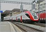 Der vierteilige SBB Twindexx RABDe 502 405-9  Rorschach  (UIC 94 85 0 502 405-9 CH-SBB) auf einer Testfahrt in Lausanne unter einem neue Signal auf Gleis 2.
