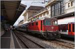 Die SBB Re 4/4 II 11121 (Re 420 / 91 85 4 420 121-6 mit einem abgestellten Extrazug in Lausanne auf Gleis 2.