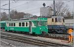 Während die IRSI Re 4/4 II 11387 (Re 421 387-2) z.Z. im Dienste der BAM MBC ihrem Kieszug auf die Rollbockgrube schiebt, rangiert im  Vordergrund der BAM MBC Be 4/4 11 einige Rollböcke. 

22. Februar 2024 