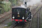 Museumbuurtsporweg MBS 7853 lauft am 23 Oktober 2016 um in Haaksbergen. In 1945 kauften die Niederländische Staatseisenbahnen zwei ex-JS, ex-SBB Tigerli (8438 und 8439). In 1948 wurden die beide Dampfloks ausgemüstert. In 1910 wurde ein Tigerli für Alusuisse gebaut und in 1996 von die MBS gekauft. Weil es kein Originallok war wurde die jetzt Niederländische Tigerli (auch Navizence genannt) als 7853 eingereiht und ist heute betriebsfähig, wie sie hier in Haaksbergen unter Beweis stellte.