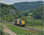 Seit 160 Jahren fahren Züge über den Hauenstein und obwohl die Strecke durch den Hauenstein Basistunnel bereits 1916 zur Nebenbahn degradiert wurde, gibt es wohl nicht viele Fahrzeugtypen, die hier noch nicht gesehen wurden. Zwischen Läufelfingen und Buckten zeigt sich die WRS (Widmer Rail Service) Am 847 906-5 (UIC 98 85 5 847 906-5 CH-WRSCH) freundlich zum Grusse hupend auf der Fahrt Richtung Sissach. 7. August 2018