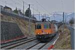 Die SBB  Interregio Cargo  Re 420 320-4 (UIC 91 85 4420 320-4 CH-SBBC) wartet mit einem Güterzug in Villeneuve vor dem  virtuellen  ETCS L2 Ausfahrsignal auf die Ausfahrt des Regionalzugs