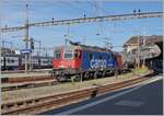 Die SBB Re 6/6 11668 (Re 620 068-7)  Stein Säckingen  hat in Lausanne die Blockdistanz zum vorausfahrenden IR 90 abgewartet und setzt sich nun mit ihrem schweren Kesselwagenzug in Bewegung.