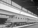 SBB Altbauwagen: Einfahrt in Gen�ve eines Zuges mit Ae3/6 I-110 10692.