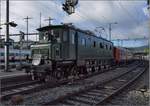 Ae 4/7 10976 steht mit ihrer historischen Fuhre nach Erstfeld bereit in Olten.