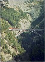 Nochmals zwei (wirklich nicht besonders gute) Bilder zum BLS Ae 6/8 IC Vorspann: hier auf der Bietschtal Brücke auf der Fahrt in Richtung Brig.  

Oktober 2001 