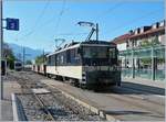 Die MOB GDe 4/4 6004  Interlaken  wartet in Blonay mit einem Schotterzug auf die Weiterfahrt nach Vevey.