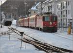 Ge 4/4 II mit Reservezug in Samedan.