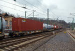 Vierachsiger Drehgestell-Taschenwagen für den Transport von Sattelaufliegern und Container 83 85 4754 781-3 CH-HUPAC der Gattung Sdkmmss der HUPAC Intermodal SA, im Zugverband am 23.03.2021, bei