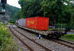 Eher ein Exot unter den Taschenwagen, der niedriggelegte achsachsige Doppelwagen Mega I, 33 85 4596 036-5 CH-HUPAC, der Gattung Saadggns, der HUPAC Intermodal SA (Chiasso), am 01 August 2025 im Zugverband bei einer Zugdurchfahrt im Bahnhof Kirchen/Sieg, hier beladen mit zwei 30`-Container. Die Wageneinheit ist über eine sogenannte Kurzkupplung realisiert. So ist es einer 2x4-achsigen Wageneinheit, also vier Drehgestellen (acht Achsen) pro Wageneinheit.

Diese Wagen wurden in einer Serie von 45 Stück 1994 von der Ferriere Cattaneo SA in Giubiasco (Tessin/CH). Leider sind im Netz keine Datenblätter vorhanden, so kann ich den Wagen nur nach den Anschriften und eigener Sichtung beschreiben.

Diese Güterwagen sind zum Transport von kranmanipulierbaren Sattelaufliegern und genormten Wechselbehältern / Containern an allen europäischen Eisenbahnstrecken mit Normalspurweite bestimmt, auch bekannt als intermodaler Verkehr. Durch die niedrig gelegte Ladefläche können C 70-400 kodifizierte Jumbo-Wechselbehälter bis Norditalien und High-Cube-Container bis Süditalien auf der Gotthardstrecke transportiert werden.

TECHNISCHE DATEN:
Spurweite: 1.435 mm (Normalspur)
Länge über Puffer: 35.570 mm
Drehzapfenabstände: 13.300 mm /4.940 mm / 13.300 mm
Achsabstand in den Drehgestellen: 1.800 mm
Laufraddurchmesser: 840 mm (neu)
Ladelänge: 2 x 15.850 mm (ca. 2 x 52`)
Höhe der Ladeebene für Container/WB über SOK: 940 mm
Höhe der Tasche (für Sattelanhänger) über SOK: 270 mm
Eigengewicht: 33.000 kg
Max. Zuladung: 92,0 t (ab Streckenklasse A)
Max. Gewicht eines Sattelanhängers (je Wageneinheit): 38,5 t
Höchstgeschwindigkeit: 100 km/h (beladen) / 120 km/h (leer)
Bremse: O-GP-A (K) – 2 x 46 t
Bremssohle: Jurid 838 (Komposit-Bremssohlen)
Feststellbremse: Ja, jeweils an den mittleren Drehgestellen
Kleinster befahrbarer Gleisbogen: R 80 m
Verwendungsfähigkeit: RIV (Regolamento Internazionale Veicoli)

Die Bedeutung der Gattungs- und Kennbuchstaben (hier Saadggns):
S - Drehgestell-Flachwagen in Sonderbauart
aa - mit acht oder mehr Radsätzen
d - für den Transport von Straßenfahrzeugen eingerichtet
gg - für den Transport von Containern über 60 Fuß eingerichtet
n - mit sechs oder mehr Radsätzen höchste Lastgrenze über 75 
s - Höchstgeschwindigkeit (beladen) bis zu 100 km/h
