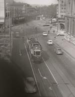 Die ehemalige Tramlinie 1 in Bern: Luftgebremster Motorwagen 172 mit Anh�nger 224 kommt von Br�ckfeld her unter der Eisenbahn-Einfahrt in den Bahnhof Bern das Bollwerk herauf.