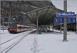 Ein  Regioalps  RBe 560 mit B und ABt wartet in St-Maurice auf seine Abfahrt nach Brig.