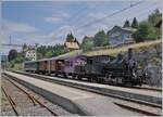 Das CTVJ (Compagnie du Train à Vapeur de la Vallée de Joux) Tigerli E 3/3 8494 (UIC 90 85 0008 494-6) der SLM mit Baujahr 1909 mit seinem CTVJ Dampfzug von Le Pont nach Le Brassus wartet in