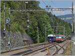 Ein SBB RBDe 560  Domino  verlässt Gänsbrunnen in Richtung Moutier. Das Bild zeigt die früher recht verbreitet und somit typische Anlage einer Landstation mit ihren drei Gleisen. 

17. Juni 2023
