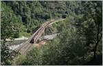 Ein SOB RABe 526 ist als  Treno Gotthardo  Locaro in Richtung Norden unterwegs und f�hrt �ber die 103 Meter langen Polmengobr�cke um kurz darauf in den Polmengokehrtunnel zu fahren.