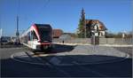 Seetalbahn, Kreisverkehr mit Bahnanschluss und RABe 520 003-0 mit schmalem Wagenkasten.